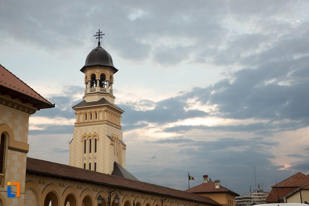 panorama-cu-turnul-de-la-catedrala-reintregirii-din-alba-iulia-judetul-alba.jpg