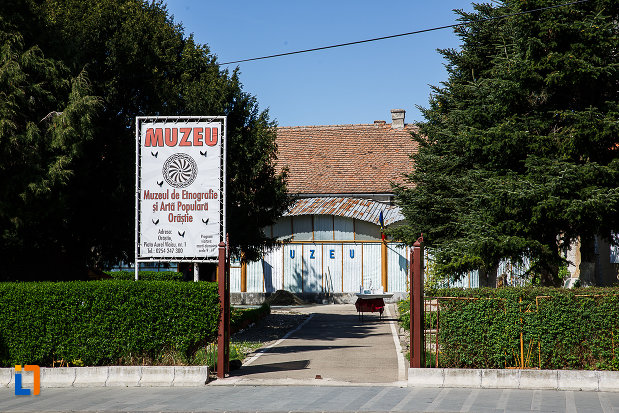 panou-cu-muzeul-de-etnografie-si-arta-populara-din-orastie-judetul-hunedoara.jpg