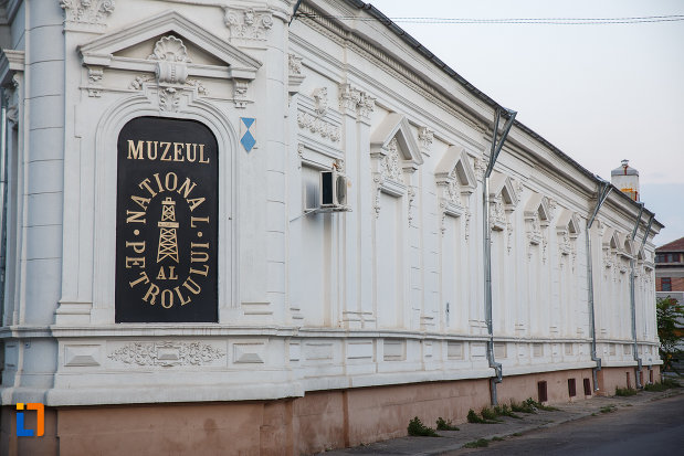 panoul-cu-muzeul-national-al-petrolului-din-ploiesti-judetul-prahova.jpg