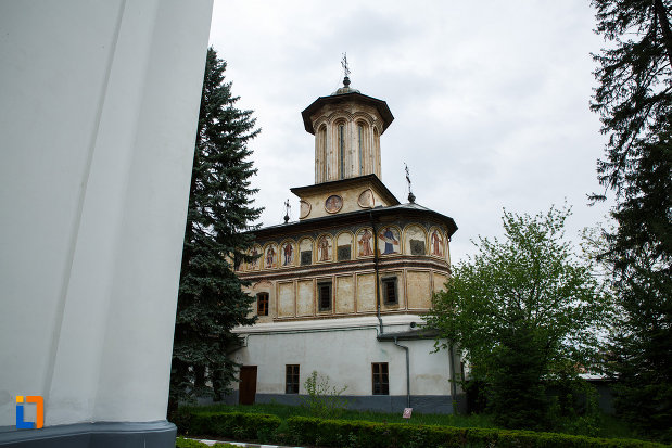 paraclisul-de-la-arhiepiscopia-ramnicului-din-ramnicu-valcea-judetul-valcea.jpg