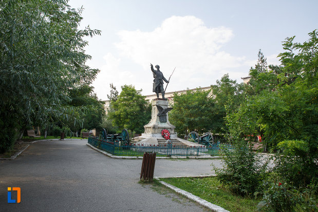 parc-central-cu-monumentul-eroilor-din-turnu-magurele-judetul-teleorman.jpg