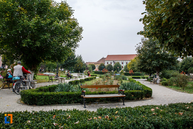 parc-cu-banci-din-ansamblul-urban-piata-regele-ferdinand-i-din-medias-judetul-sibiu.jpg