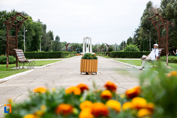 parc-cu-flori-din-orasul-slobozia-judetul-ialomita.jpg