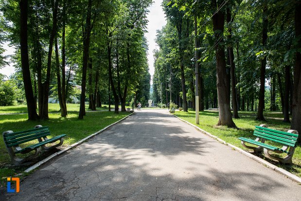 parc-din-orasul-pucioasa-judetul-dambovita.jpg