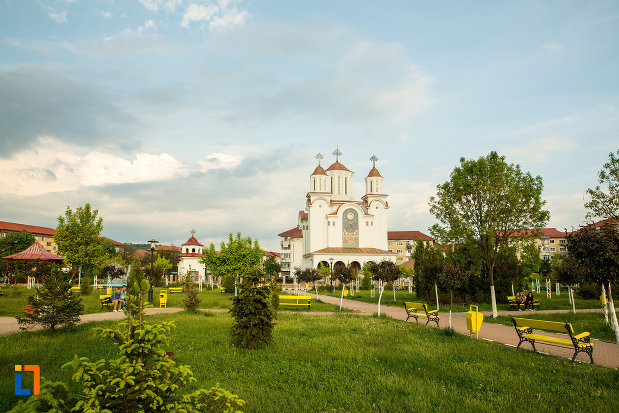 parc-si-biserica-din-orasul-motru-judetul-gorj.jpg