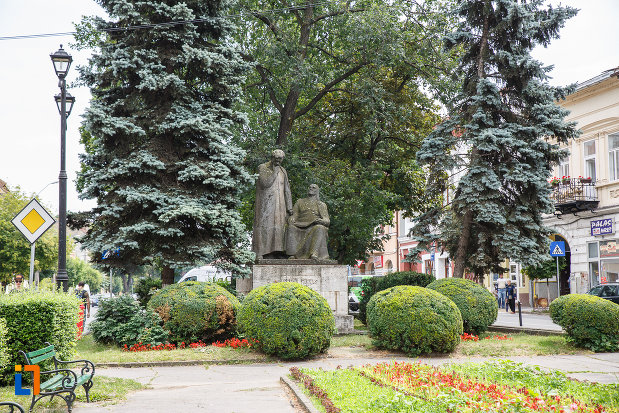 parc-si-statuia-lui-bolyai-farkas-si-bolyai-janos-din-targu-mures-judetul-mures.jpg
