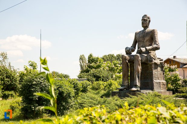 parc-si-statuie-din-orasul-topoloveni-judetul-arges.jpg