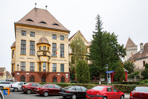 parcare-din-fata-de-la-liceul-teoretic-stephan-ludwig-roth-din-medias-judetul-sibiu.jpg
