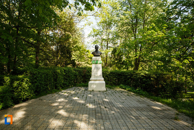 parcul-balnear-si-bustul-medicului-general-dr-n-zorileanu-din-baile-govora-judetul-valcea.jpg