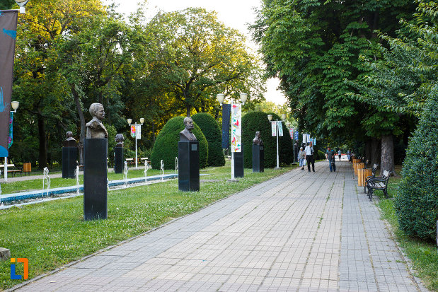 parcul-central-din-timisoara-judetul-timis-aleea-cu-statui.jpg