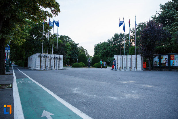 parcul-central-din-timisoara-judetul-timis-pista-de-bicliclisti-si-steaguri.jpg