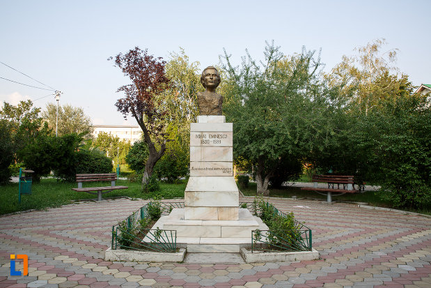 parcul-central-si-bustul-lui-mihai-eminescu-din-rosiorii-de-vede-judetul-teleorman.jpg