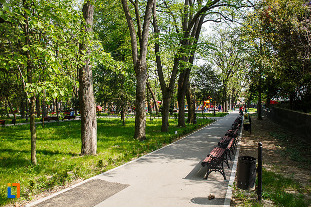 parcul-cetate-din-deva-judetul-hunedoara.jpg
