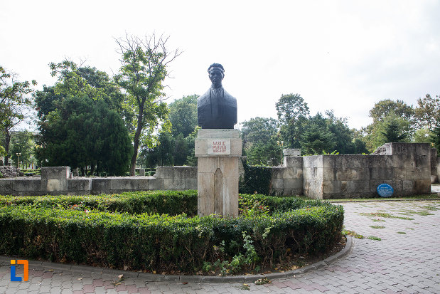 parcul-cu-bustul-lui-vasile-parvan-din-constanta-judetul-constanta.jpg