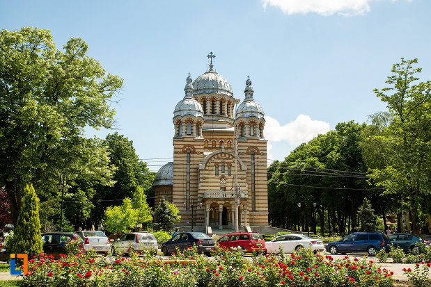 parcul-cu-catedrala-ortodoxa-sf-gheorghe-din-tecuci-judetul-galati.jpg