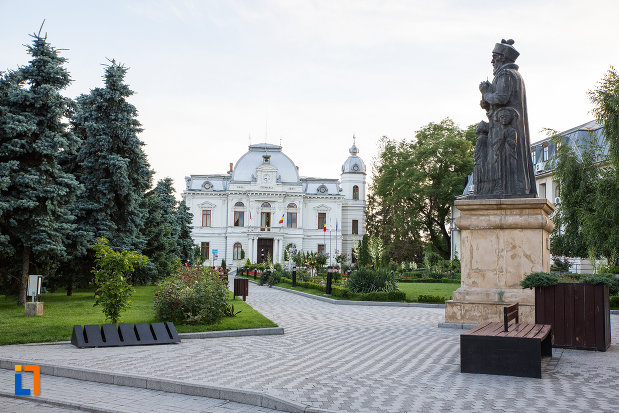 parcul-cu-statuia-lui-constantin-basarab-brancoveanu-si-fii-sai-din-targoviste-judetul-dambovita.jpg