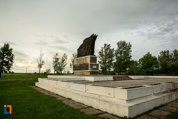 parcul-independentei-si-monumentul-independentei-de-langa-corabia-judetul-olt.jpg