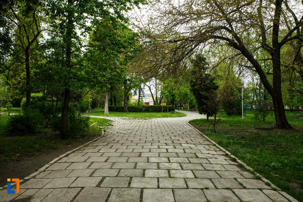 parcul-mircea-cel-batran-din-ramnicu-valcea-judetul-valcea.jpg