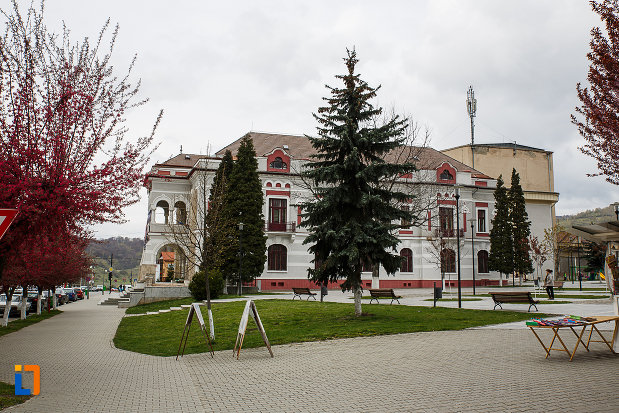 parculet-amenajat-langa-cazinoul-functionarilor-azi-teatrul-i-d-sarbu-din-petrosani-judetul-hunedoara.jpg