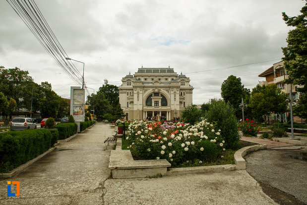 parculet-cu-flori-aflat-in-fata-la-teatrul-mr-gh-pastia-din-focsani-judetul-vrancea.jpg