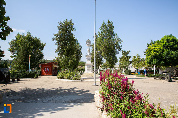 parculet-cu-monumentul-eroilor-din-cernavoda-judetul-constanta.jpg
