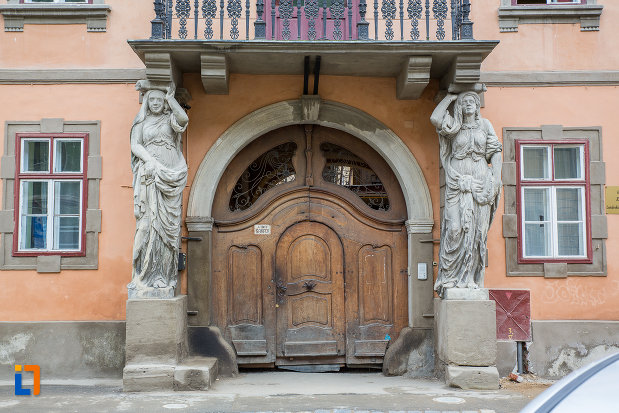 partea-de-jos-de-la-casa-cu-cariatide-din-sibiu-judetul-sibiu.jpg