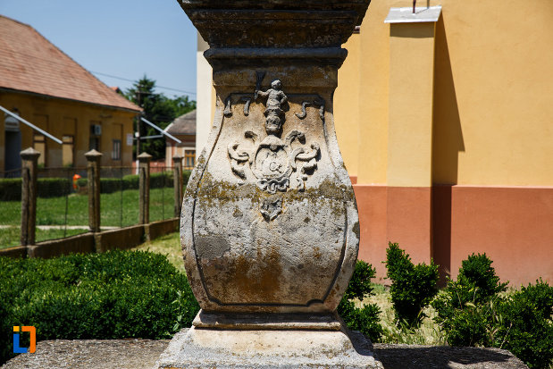 partea-de-jos-de-la-statuia-sf-ioan-nepomuc-1757-din-sannicolau-mare-judetul-timis.jpg