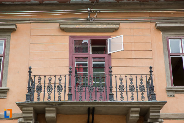 partea-de-sus-de-la-casa-cu-cariatide-din-sibiu-judetul-sibiu.jpg