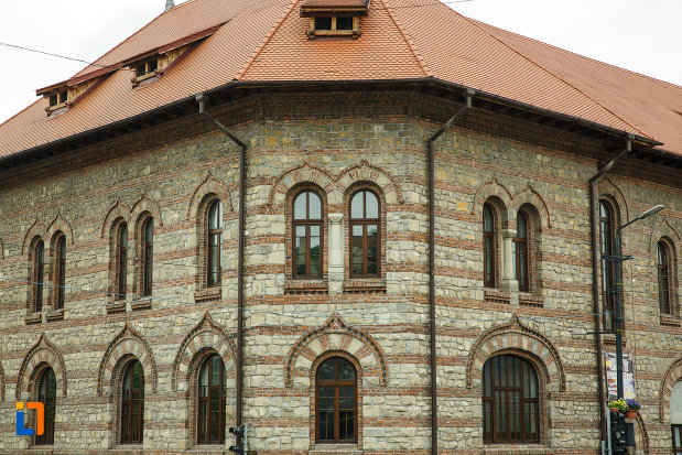 partea-de-sus-de-la-casa-de-cultura-a-sindicatelor-din-ramnicu-valcea-judetul-valcea.jpg