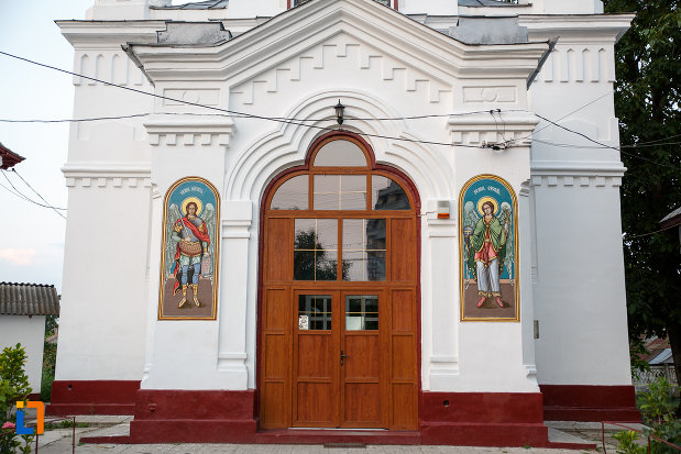 partea-din-fata-de-la-biserica-adormirea-maicii-domnului-din-alexandria.jpg