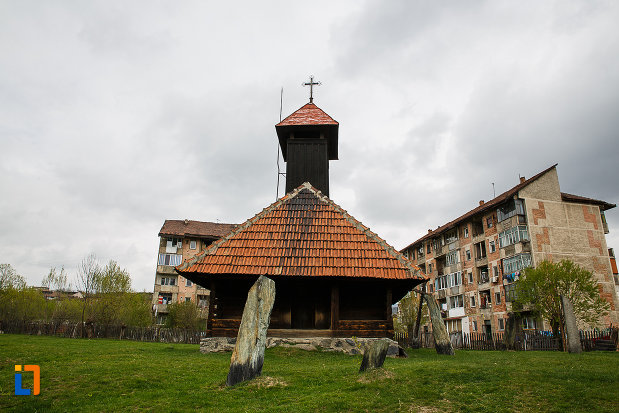 partea-din-fata-de-la-biserica-de-lemn-sf-arhangheli-biserica-sanonilor-din-petrosani-judetul-hunedoara.jpg