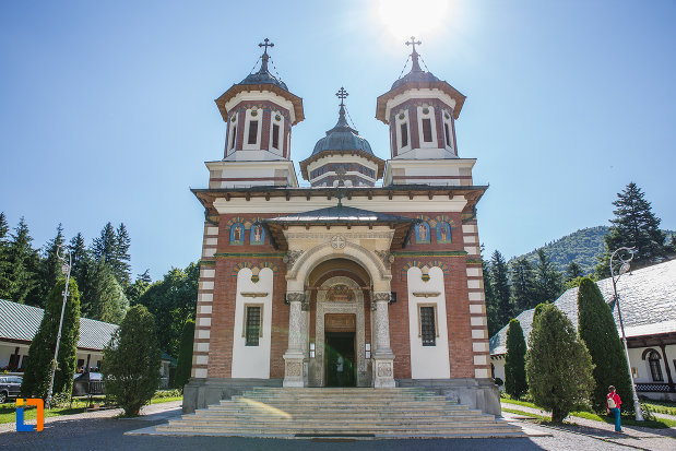 partea-din-fata-de-la-biserica-manastirea-sinaia-judetul-prahova.jpg