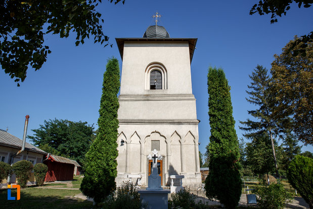 partea-din-fata-de-la-biserica-ortodoxa-din-salcea-judetul-suceava.jpg