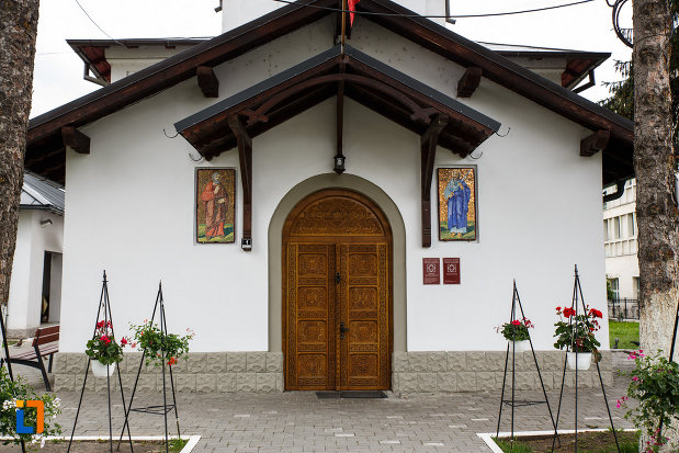 partea-din-fata-de-la-biserica-sf-dumitru-din-ramnicu-valcea-judetul-valcea.jpg