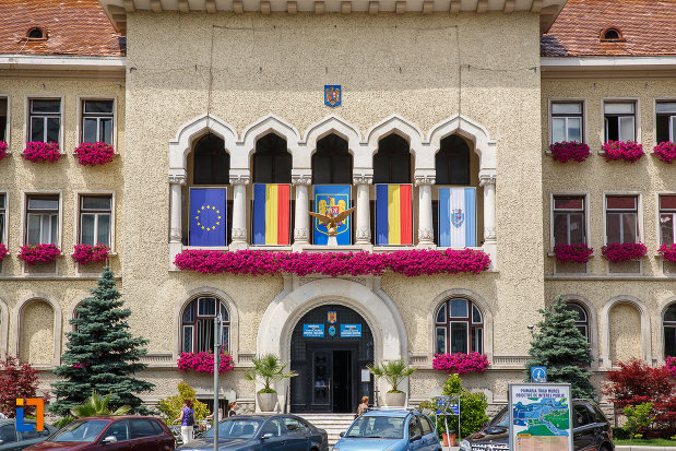 partea-din-fata-de-la-fostul-palat-al-prefecturii-azi-primaria-din-targu-mures-judetul-mures.jpg