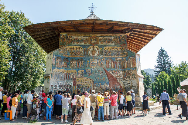 partea-din-fata-de-la-manastirea-voronet-judetul-suceava.jpg
