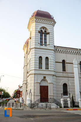 partea-din-fata-de-la-templul-evreiesc-1879-din-radauti-judetul-suceava.jpg