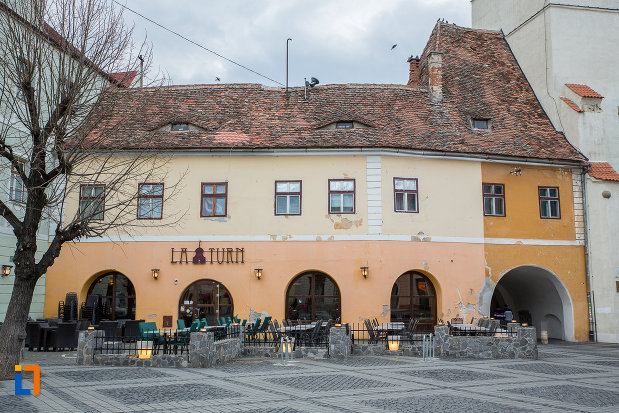 partea-din-spate-de-la-casa-avand-la-parter-restaurantul-la-turn-1652-din-sibiu-judetul-sibiu.jpg