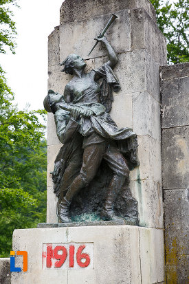 partea-stanga-de-la-monumentul-eroilor-din-azuga-judetul-prahova.jpg