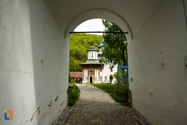 pasaj-aflat-la-manastirea-turnu-din-pausa-judetul-valcea.jpg
