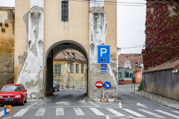 pasaj-de-la-latura-de-nord-turnul-portii-strazii-pietruite-curtine-fragmente-a-cetatii-din-medias-judetul-sibiu.jpg