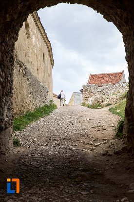 pasaj-din-cetatea-rasnov-judetul-brasov.jpg