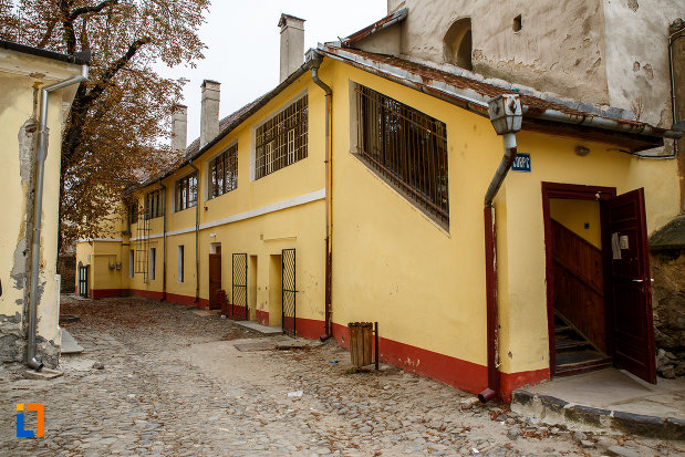 pasaj-langa-biserica-evanghelica-sf-margareta-si-turnul-trompetilor-1488-din-medias-judetul-sibiu.jpg