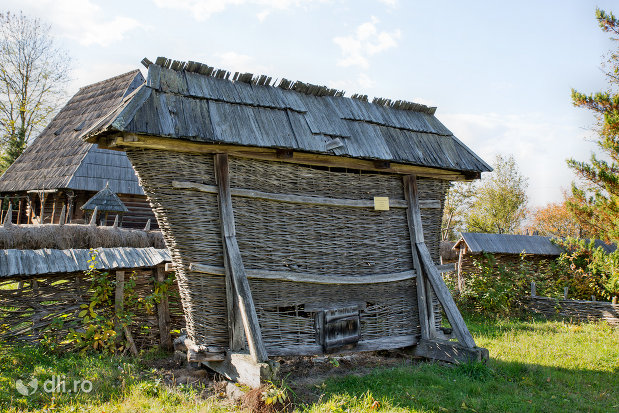 patul-din-muzeul-satului-din-sighetu-marmatiei-judetul-maramures.jpg