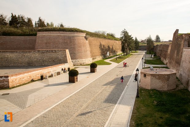 pavaj-si-ziduri-de-la-cetatea-alba-carolina-din-alba-iulia-judetul-alba.jpg