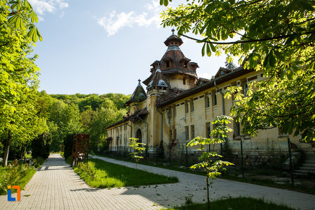 pavilionul-central-din-baile-govora-judetul-valcea-vazut-din-lateral.jpg