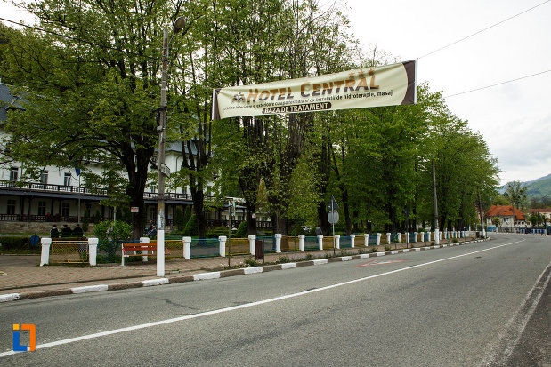 pavilionul-central-din-calimanesti-judetul-valcea-vazut-din-lateral.jpg