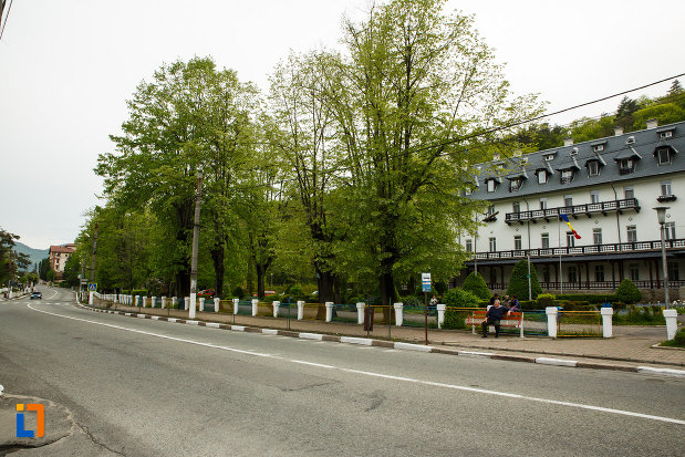 pavilionul-central-din-calimanesti-judetul-valcea-vazut-din-strada.jpg