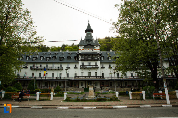 pavilionul-central-din-calimanesti-judetul-valcea.jpg