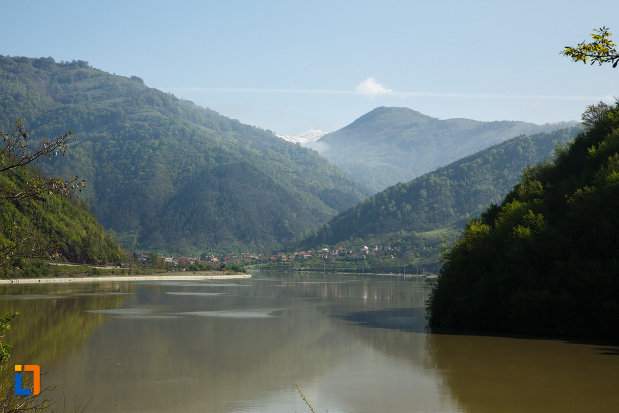 peisaj-montan-de-pa-valea-oltului-judetul-valcea.jpg